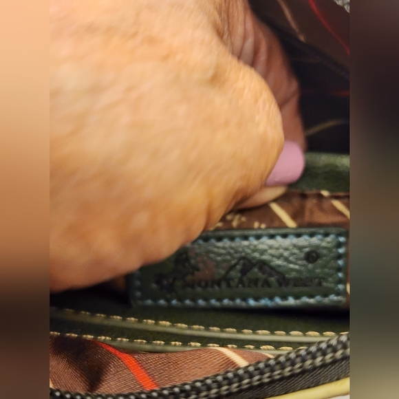 Montana West Cut-Out/Buckle Collection Wristlet Crossbody MW1177-181GN - Picture 4 of 7